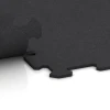 Großaufnahme vom Verbindungssystem von WARCO-Boden 1064 - Fitnes talna obloga Kompakt im Farbdesign Matna antracitna. Abmessungen 970 x 970 x 8 mm | 0,94 m.