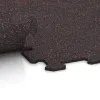 Großaufnahme vom Verbindungssystem von WARCO-Boden 1033 - Treppenbelag im Farbdesign Rahlo rdeče posuto. Abmessungen 970 x 970 x 8 mm | 0,94 m.