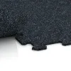 Großaufnahme vom Verbindungssystem von WARCO-Boden 1054 - Fitnes Podlaga Kompakt im Farbdesign Rahlo Modro Posuto. Abmessungen 970 x 970 x 8 mm | 0,94 m.