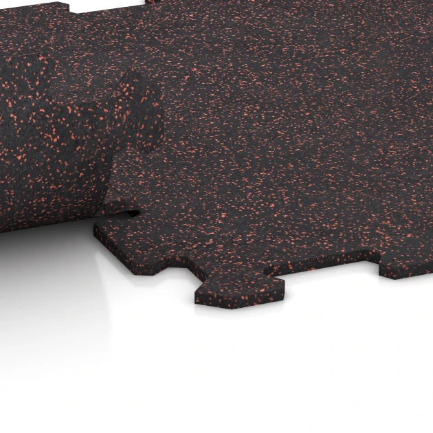 Großaufnahme vom Verbindungssystem von WARCO-Boden 0912 - Fitnes Podlaga Kompakt im Farbdesign Rahlo rdeče posuto. Abmessungen 485 x 485 x 8 mm | 0,235 m².