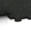 Großaufnahme vom Verbindungssystem von WARCO-Boden 0981 - Stopniščna ploščica im Farbdesign Lekko zeleni posipani. Abmessungen 485 x 485 x 16 mm | 0,235 m².
