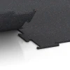 Großaufnahme vom Verbindungssystem von WARCO-Boden 6450 - Fitnes talna obloga Kompakt im Farbdesign Rahlo rdeče posuto. Abmessungen 100 × 100 × 0,8 cm.