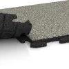 Großaufnahme vom Verbindungssystem von WARCO-Boden 1166 - Tlakovci Classic im Farbdesign Svetli granit. Abmessungen 500 x 500 x 30 mm.