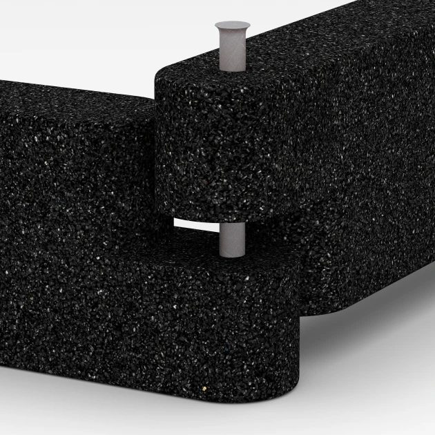 Großaufnahme vom Verbindungssystem von WARCO-Boden 6639 - Gumijasti robnik im Farbdesign Antracit. Abmessungen 100 x 15 x 30 cm.