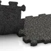 Großaufnahme vom Verbindungssystem von WARCO-Boden 5422 - Treppenbelag im Farbdesign Temno sivi granit. Abmessungen 306 x 306 x 20 mm.