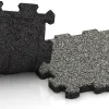 Großaufnahme vom Verbindungssystem von WARCO-Boden 5423 - Treppenbelag im Farbdesign Siv granit. Abmessungen 306 x 306 x 20 mm.