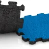 Großaufnahme vom Verbindungssystem von WARCO-Boden 5437 - Treppenbelag im Farbdesign Nebe modra. Abmessungen 306 x 306 x 20 mm.