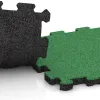 Großaufnahme vom Verbindungssystem von WARCO-Boden 5968 - Treppenbelag im Farbdesign Pomladno zelena. Abmessungen 306 x 306 x 20 mm.
