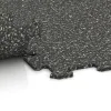 Großaufnahme vom Verbindungssystem von WARCO-Boden 1019 - Fitnes Podlaga Kompakt im Farbdesign Temno sivi granit. Abmessungen 970 x 970 x 8 mm | 0,94 m.