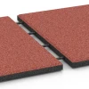 Großaufnahme vom Verbindungssystem von WARCO-Boden 6179 - Terasna plošča Classic im Farbdesign Paradižnikovo rdeča. Abmessungen 50 x 50 x 3 cm.