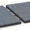 Großaufnahme vom Verbindungssystem von WARCO-Boden 6130 - Gumijasta varnostna plošča – 95 cm im Farbdesign Grafitno siva. Abmessungen 50 x 50 x 3 cm.
