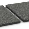 Großaufnahme vom Verbindungssystem von WARCO-Boden 6413 - Gumijasta varnostna plošča – 90 cm im Farbdesign Temnosivi granit. Abmessungen 50 x 50 x 3 cm.