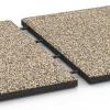 Großaufnahme vom Verbindungssystem von WARCO-Boden 6419 - Gumijasta varnostna plošča – 90 cm im Farbdesign Travertin. Abmessungen 50 x 50 x 3 cm.