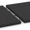 Großaufnahme vom Verbindungssystem von WARCO-Boden 6127 - Blažilna plošča – 95 cm im Farbdesign Antracit. Abmessungen 50 x 50 x 3 cm | 0,25 m².
