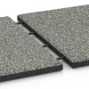 Großaufnahme vom Verbindungssystem von WARCO-Boden 6355 - Terasna plošča Classic im Farbdesign Sivi granit. Abmessungen 50 x 50 x 3 cm | 0,25 m².
