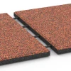 Großaufnahme vom Verbindungssystem von WARCO-Boden 6417 - Gumijasta varnostna plošča – 90 cm im Farbdesign Etna. Abmessungen 50 x 50 x 3 cm | 0,25 m².