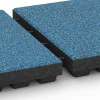 Großaufnahme vom Verbindungssystem von WARCO-Boden 6447 - Gumijasta varnostna plošča – 210 cm im Farbdesign Atlantik. Abmessungen 50 x 50 x 7 cm.