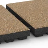Großaufnahme vom Verbindungssystem von WARCO-Boden 6448 - Gumijasta varnostna plošča – 210 cm im Farbdesign Ratan. Abmessungen 50 x 50 x 7 cm.
