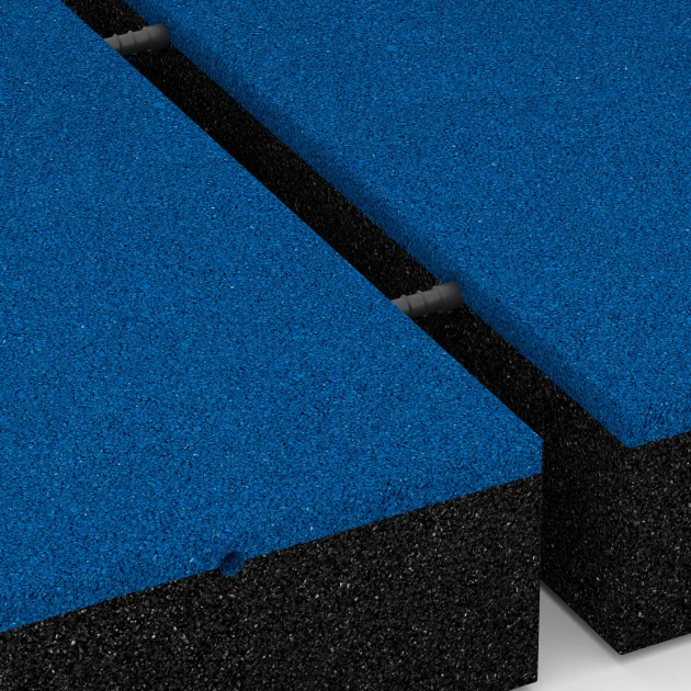 Großaufnahme vom Verbindungssystem von WARCO-Boden 6280 - Gumijasta varnostna plošča – 300 cm im Farbdesign Nebesno modra. Abmessungen 50 x 50 x 11 cm.