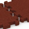 Großaufnahme vom Verbindungssystem von WARCO-Boden 6981 - Plošče za športna igrišča im Farbdesign Opečno rdeča. Abmessungen 50 x 50 x 4 cm | 0,25 m².