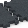 Großaufnahme vom Verbindungssystem von WARCO-Boden 6996 - Gumijaste plošče za fitnes im Farbdesign Skrilavosiva. Abmessungen 50 x 50 x 4 cm | 0,25 m².