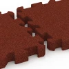 Großaufnahme vom Verbindungssystem von WARCO-Boden 6406 - Plošča za blaženje padcev – 220 cm im Farbdesign Opečno rdeča. Abmessungen 50 x 50 x 6 cm | 0,25 m².