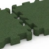 Großaufnahme vom Verbindungssystem von WARCO-Boden 6407 - Plošča za blaženje padcev – 220 cm im Farbdesign Travnato zelena. Abmessungen 50 x 50 x 6 cm | 0,25 m².