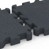 Großaufnahme vom Verbindungssystem von WARCO-Boden 6319 - Puzzle plošča za otroška igrišča im Farbdesign Skrilavosiva. Abmessungen 50 x 50 x 6 cm | 0,25 m².