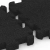 Großaufnahme vom Verbindungssystem von WARCO-Boden 6305 - Puzzle plošča za otroška igrišča im Farbdesign Antracit. Abmessungen 50 x 50 x 5 cm | 0,25 m².