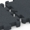 Großaufnahme vom Verbindungssystem von WARCO-Boden 6317 - Puzzle plošča za otroška igrišča im Farbdesign Skrilavosiva. Abmessungen 50 x 50 x 5 cm | 0,25 m².