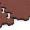 Großaufnahme vom Verbindungssystem von WARCO-Boden 6392 - Stallmatte Puzzle im Farbdesign Opečno rdeča. Abmessungen 102,5 x 102,5 x 3 cm | 1,05 m².
