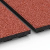 Großaufnahme vom Verbindungssystem von WARCO-Boden 6388 - Hlevska guma Premium im Farbdesign Opečno rdeča. Abmessungen 100 x 100 x 4,5 cm | 1,00 m².