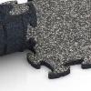 Großaufnahme vom Verbindungssystem von WARCO-Boden 6751 - Gumijaste plošče za igrišče im Farbdesign Temnosivi granit. Abmessungen 44,6 x 44,6 x 1,8 cm.