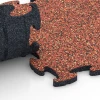 Großaufnahme vom Verbindungssystem von WARCO-Boden 6764 - Gumijaste plošče za rob bazena im Farbdesign Etna. Abmessungen 44,6 x 44,6 x 1,8 cm.