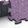 Großaufnahme vom Verbindungssystem von WARCO-Boden 6756 - Gumijaste plošče za igrišče im Farbdesign Levandula. Abmessungen 44,6 x 44,6 x 1,8 cm.