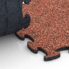 Großaufnahme vom Verbindungssystem von WARCO-Boden 6800 - Gumijasta podloga za agility im Farbdesign Etna. Abmessungen 44,6 x 44,6 x 1,8 cm.