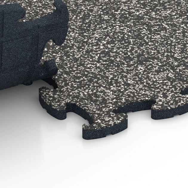 Großaufnahme vom Verbindungssystem von WARCO-Boden 6859 - Fitnes talna obloga Max im Farbdesign Temnosivi granit. Abmessungen 44,6 x 44,6 x 1,8 cm.