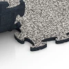 Großaufnahme vom Verbindungssystem von WARCO-Boden 6860 - Fitnes talna obloga Max im Farbdesign Sivi granit. Abmessungen 44,6 x 44,6 x 1,8 cm.