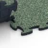 Großaufnahme vom Verbindungssystem von WARCO-Boden 6861 - Fitnes talna obloga Max im Farbdesign Angleška trata. Abmessungen 44,6 x 44,6 x 1,8 cm.