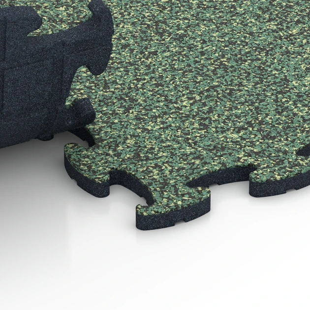 Großaufnahme vom Verbindungssystem von WARCO-Boden 6861 - Fitnes talna obloga Max im Farbdesign Angleška trata. Abmessungen 44,6 x 44,6 x 1,8 cm.