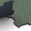 Großaufnahme vom Verbindungssystem von WARCO-Boden 6870 - Fitnes talna obloga Max im Farbdesign Angleška trata. Abmessungen 97,1 x 97,1 × 1,8 cm.