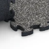 Großaufnahme vom Verbindungssystem von WARCO-Boden 6931 - Gumijasta zaščitna podloga im Farbdesign Temnosivi granit. Abmessungen 44,6 x 44,6 × 2,8 cm.