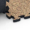 Großaufnahme vom Verbindungssystem von WARCO-Boden 6934 - Gumijasta zaščitna podloga im Farbdesign Terakota. Abmessungen 44,6 x 44,6 × 2,8 cm.
