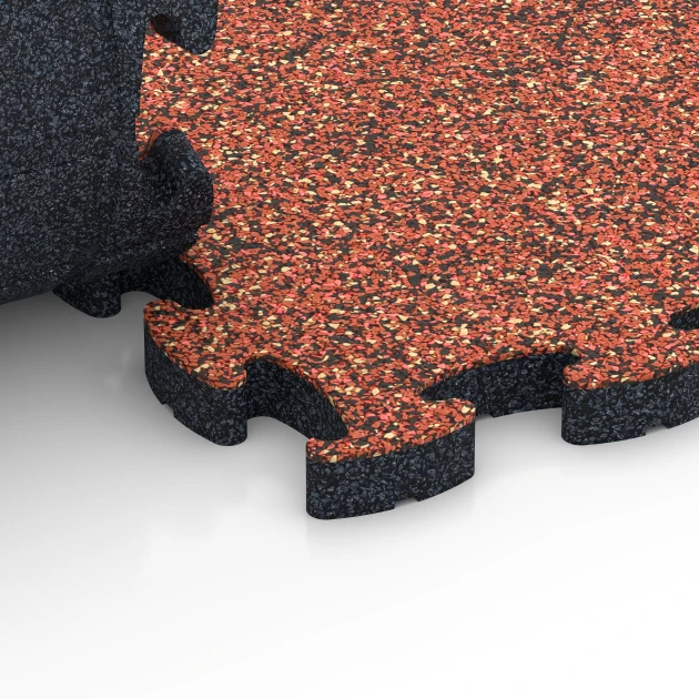 Großaufnahme vom Verbindungssystem von WARCO-Boden 6935 - Gumijasta zaščitna podloga im Farbdesign Etna. Abmessungen 44,6 x 44,6 × 2,8 cm.