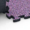 Großaufnahme vom Verbindungssystem von WARCO-Boden 6936 - Gumijasta zaščitna podloga im Farbdesign Levandula. Abmessungen 44,6 x 44,6 × 2,8 cm.
