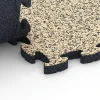 Großaufnahme vom Verbindungssystem von WARCO-Boden 6937 - Gumijasta zaščitna podloga im Farbdesign Travertin. Abmessungen 44,6 x 44,6 × 2,8 cm.