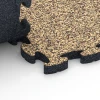 Großaufnahme vom Verbindungssystem von WARCO-Boden 6939 - Gumijasta zaščitna podloga im Farbdesign Ratan. Abmessungen 44,6 x 44,6 × 2,8 cm.