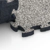 Großaufnahme vom Verbindungssystem von WARCO-Boden 6842 - Fitness Active talna obloga im Farbdesign Sivi granit. Abmessungen 44,6 x 44,6 × 2,8 cm.