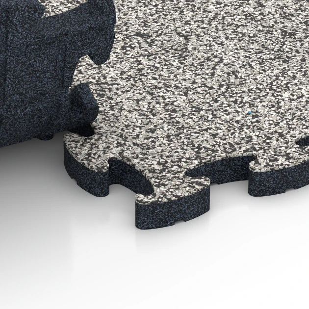 Großaufnahme vom Verbindungssystem von WARCO-Boden 6842 - Fitness Active talna obloga im Farbdesign Sivi granit. Abmessungen 44,6 x 44,6 × 2,8 cm.