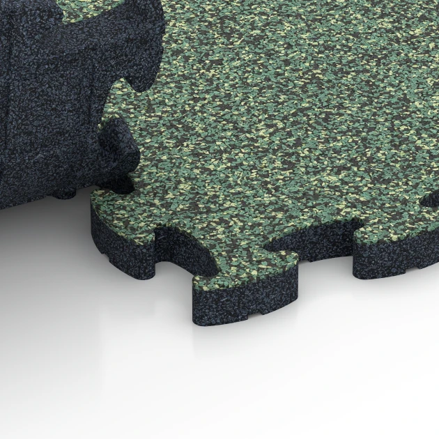 Großaufnahme vom Verbindungssystem von WARCO-Boden 6843 - Fitness Active talna obloga im Farbdesign Angleška trata. Abmessungen 44,6 x 44,6 × 2,8 cm.